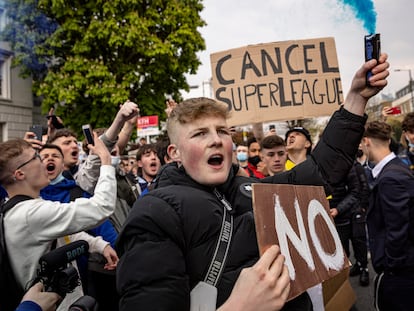 Seguidores del Chelsea protestan cerca del estadio Stamford Bridge en contra de la Superliga, este martes en Londres.