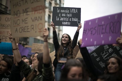 Manifestación estudiantil contra la sentencia del caso de La Manada, por el centro de Barcelona.
 
 
 
 