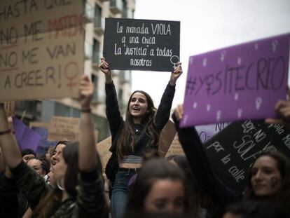 Manifestación estudiantil contra la sentencia del caso de La Manada, por el centro de Barcelona.
 
 
 
 