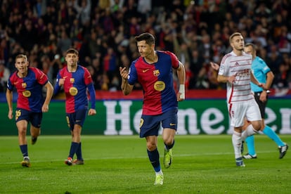 Robert Lewandowski celebra su gol número 100 en la Liga de Campeones ante el Brest.