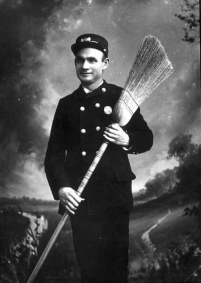 Un bombero de Florida posa con su escoba, en una imagen datada entorno a 1911 (fotografía de 'State Library and Archives Florida').