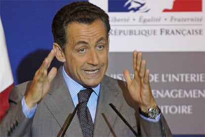 El ministro francés de Interior, Nicolas Sarkozy, gesticula durante una rueda de prensa.