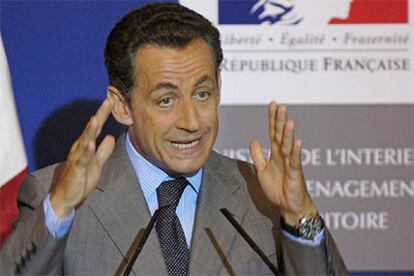 El ministro francés de Interior, Nicolas Sarkozy, gesticula durante una rueda de prensa.