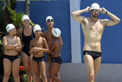 Michael Phelps da una clase de nataci&oacute;n a una veintena de ni&ntilde;os de una favela de R&iacute;o de Janeiro.