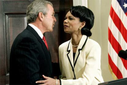 Bush y Rice se besan durante el acto en el que ha sido nombrada secretaria de Estado.