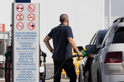 Repostaje de carburante en una estación de servicio de Sevilla.