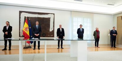 Pedro Sánchez y Pablo Iglesias junto a Unai Sordo (CCOO), Antonio Garamendi (CEOE), Pepe Álvarez (UGT y Gerardo Cuerva (Cepyme) en La Moncloa.