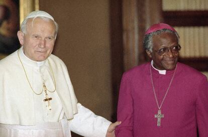 El papa Juan Pablo II y Desmond Tutu durante una audiencia con el Pontífice el 27 de mayo de 1980. En el encuentro, el Papa garantizó a Tutu la presencia en el Vaticano de obispos sudafricanos.