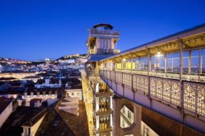 Vistas desde el elevador de Santa Justa, en la Baixa de Lisboa. Al fondo, iluminado, el Castelo de São Jorge.