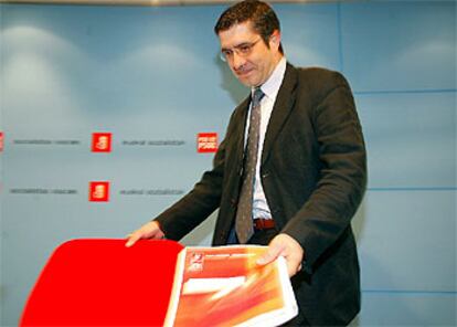 Patxi López, durante la rueda de prensa, ayer, en la sede del PSOE en Bilbao.
/ TXETXU BERRUEZO
