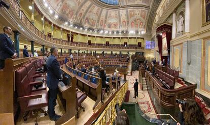 Minuto de silencio en recuerdo a las víctimas de la covid-19 en el pleno del Congreso.