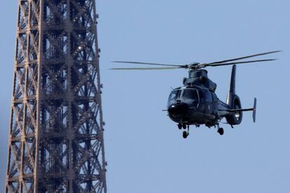 Un helicóptero vuela cerca de la Torre Eiffel, un día antes de la final.