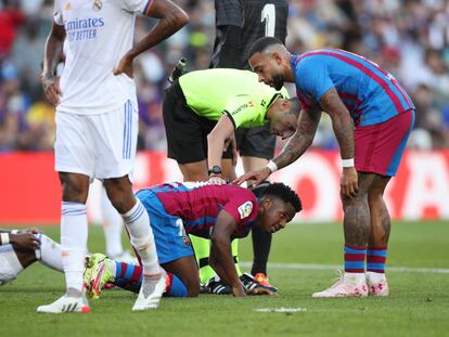 Ansu, después de que se le cayera Alaba sobre la rodilla derecha en el último clásico.