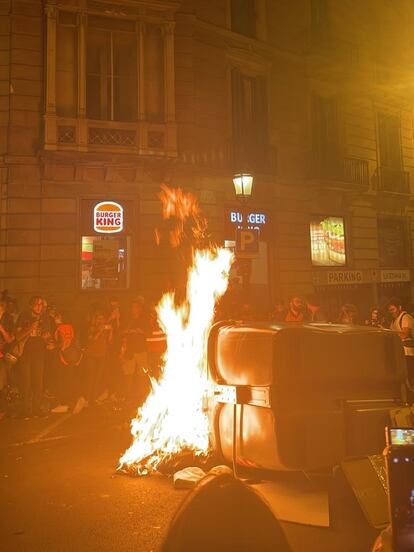 Un contenedor quemado en la manifestación por el 1-O en Barcelona.