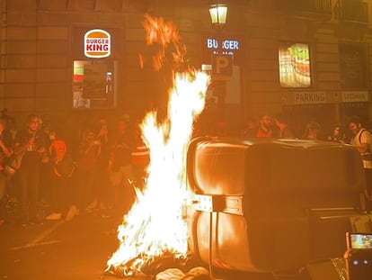 Un contenedor quemado en la manifestación por el 1-O en Barcelona.