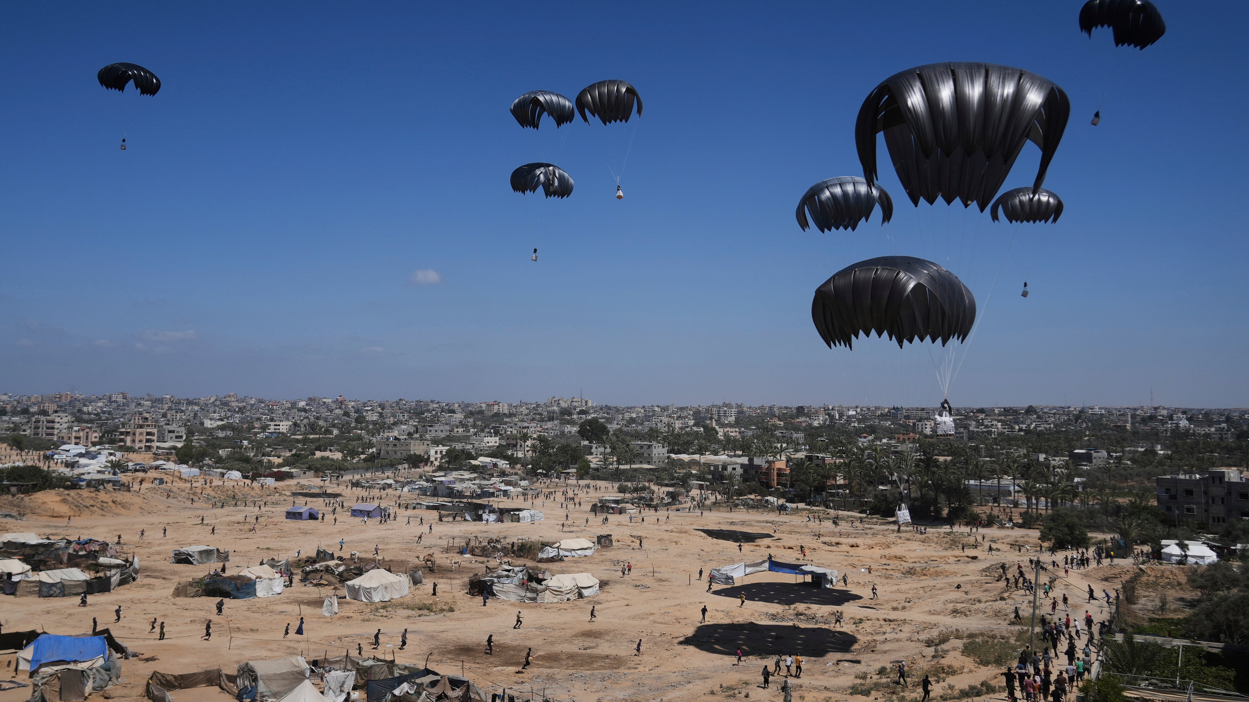 La ayuda que Europa lanza a Gaza desde el aire, “ineficiente” y “cosmética”