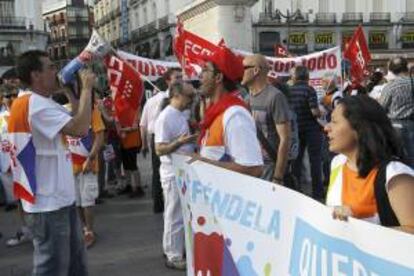 Trabajadores de Radio Televisión Madrid durante una manifestación en la Puerta del Sol de Madrid, en defensa de toda la plantilla. EFE/Archivo