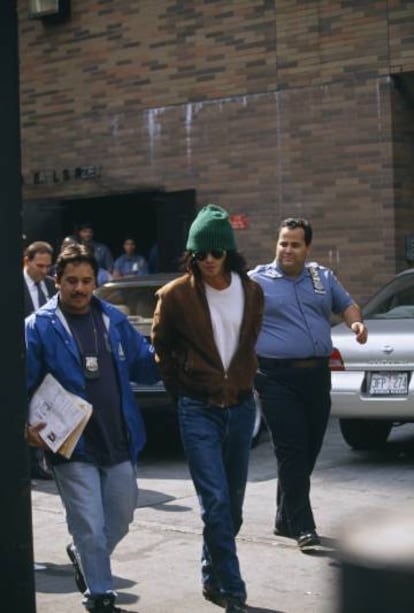 Dos policías llevan a Johnny Depp, gorra de lama y gafas de sol, a comisaría en una imagen que dio la vuelta al mundo. Fue en septiembre de 1994.
