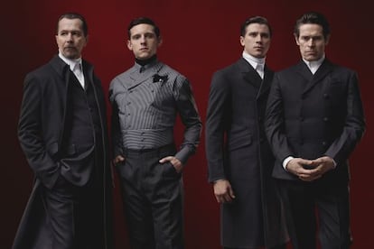 De izquierda a derecha: Gary Oldman, Jamie Bell, Garrett Hedlund y Willem Dafoe en la campaña de Prada