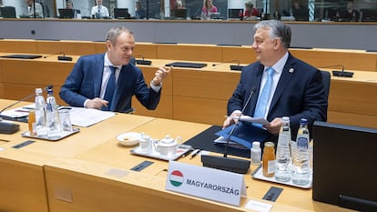 El primer ministro de Polonia, Donald Tusk, junto con su homólogo húngaro, Viktor Orbán, en Bruselas el 22 de marzo.