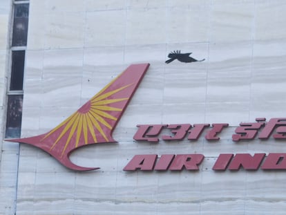 Un ave vuela sobre el logotipo de la aerolínea Air India en la sede corporativa en Mumbai, India.