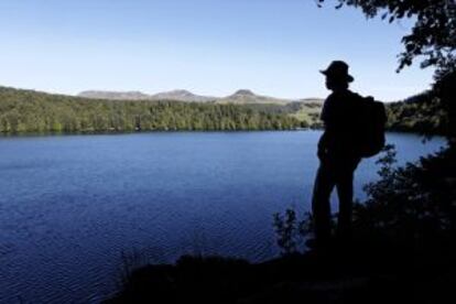 Un senderista contemplando el volcánico lago Pavin, cerca de Besse-en-Chandesse.