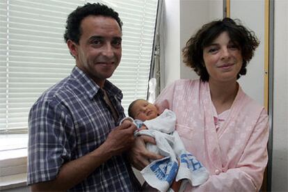 José Julio Olcese y Cristina González Tejerina, con su pequeña Illary, en el hospital La Paz.