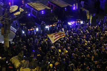 La policia bloqueja el carrer davant d'una multitud que es reuneix a Barcelona com a protesta per l'empresonament de diversos dirigents independentistes pel Tribunal Suprem.