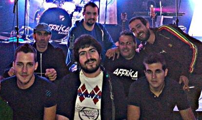 Jesús Recuenco (camiseta con la palabra Affrica) con el grupo del que era mánager Affrica Band.