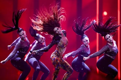 La cantante representante de Chipre, Eleni Foureira (c), interpreta 'Fuego' durante la primera semifinal del 63° Festival de la canción de Eurovisión.