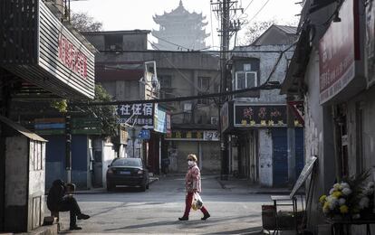 Una mujer camina con mascarilla por una calle de Wuham, principal foco del coronavirus en China, el pasado 31 de enero.