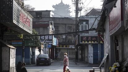 Una mujer camina con mascarilla por una calle de Wuham, principal foco del coronavirus en China, el pasado 31 de enero. 