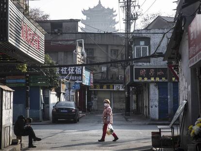 Una mujer camina con mascarilla por una calle de Wuham, principal foco del coronavirus en China, el pasado 31 de enero. 