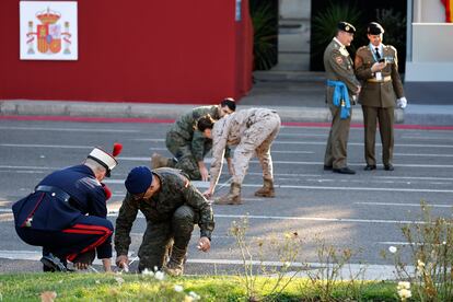 Últimos preparativos frente a la tribuna de las autoridades antes del desfile militar. 