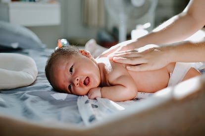 El bebé expresa su malestar digestivo provocado por el cólico con llanto sobre todo por la noche.