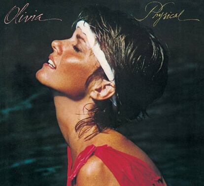 El 'look' mojado fue un hito estético de los ochenta (eche un vistazo al número de julio de ICON para más datos) que dejó joyas como la portada de 'Physical' (1981), de Olivia Newton-John. Es una oda al gimnasio que inauguró la era de los abdominales, los vídeos de 'fitness' y el culto a la musculatura. Aquí posa sobre fondo acuático. No sabemos si lleva bañador, pero lo intuimos.