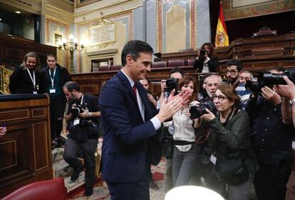 Pedro Sánchez aplaude tras terminar la investidura. 