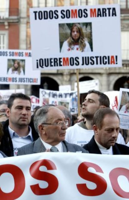El padre de Marta del Castillo (derecha), en un acto en Madrid en 2009 para pedir penas más duras.