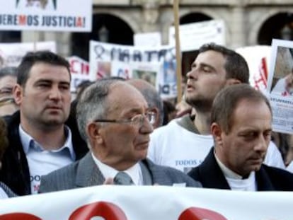 El padre de Marta del Castillo (derecha), en un acto en Madrid en 2009 para pedir penas m&aacute;s duras.