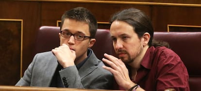 Iglesias y Errejón durante la sesión de investidura en el Congreso de los Diputados.