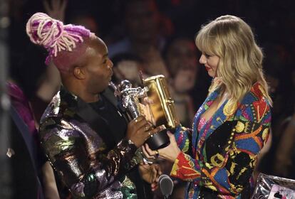 Todrick Hall entrega a Taylor Swift el premio de Mejor Vídeo del año por 'You Need to Calm Down'.