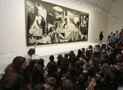 Un nutrido grupo de escolares contempla el <i>Guernica</i> en el Reina Sofía.