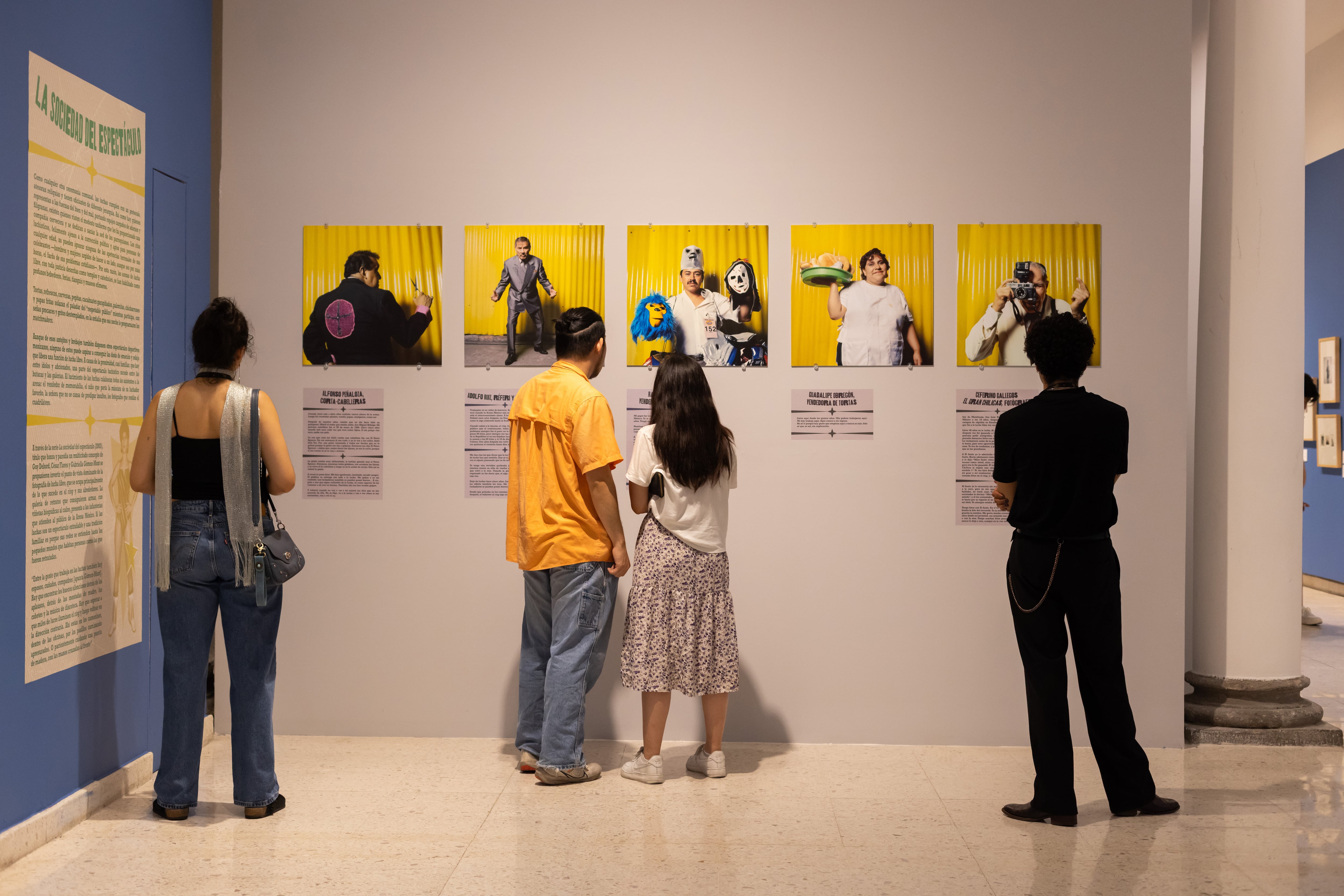 Visitantes en la exposición 'Katharsis'. 