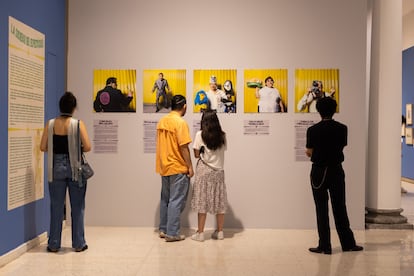 Visitantes en la exposición 'Katharsis'.