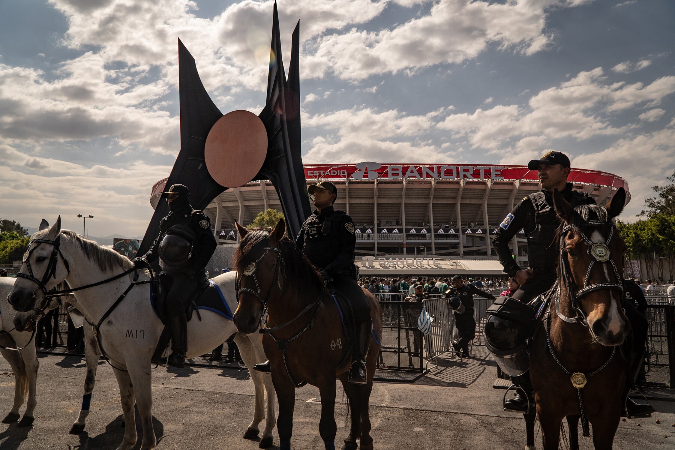 Elementos de seguridad resguardan el perímetro del Estadio.