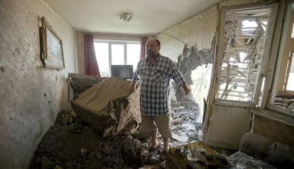 Un habitante de Donetsk muestra su casa tras el impacto de un misil, en julio.