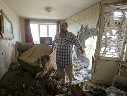 Un habitante de Donetsk muestra su casa tras el impacto de un misil, en julio.