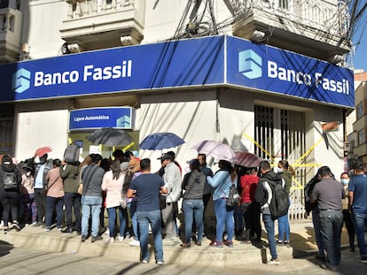 Empleados de Banco Fassil,  el cuarto más grande de Bolivia, manifiestan frente a una sucursal en Cochabamba tras la intervención estatal de la entidad y la detención de dos directivos por mala gestión, el 27 de abril de 2023.