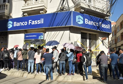 Empleados de Banco Fassil,  el cuarto más grande de Bolivia, manifiestan frente a una sucursal en Cochabamba tras la intervención estatal de la entidad y la detención de dos directivos por mala gestión, el 27 de abril de 2023.