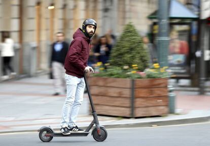 Un ciudadano circula con patinete eléctrico.